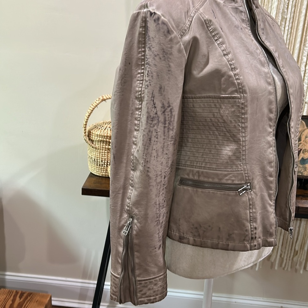 GRUNGE/Distressed Faux Leather - Picture 5 of 16